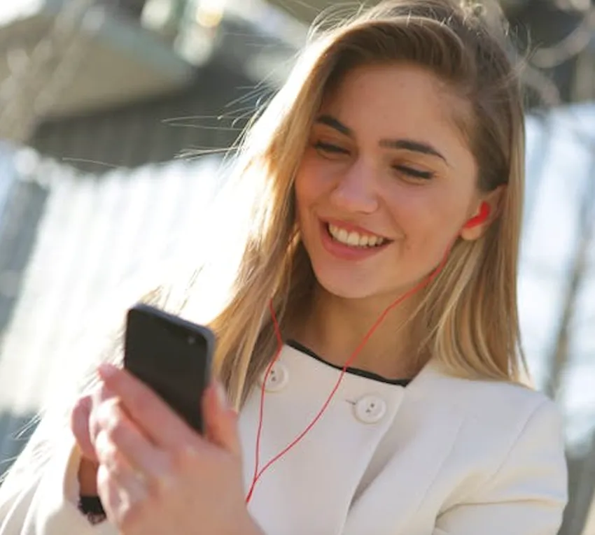 Besucherin nutzt ihr eigenes Smartphone als Ausstellungsguide